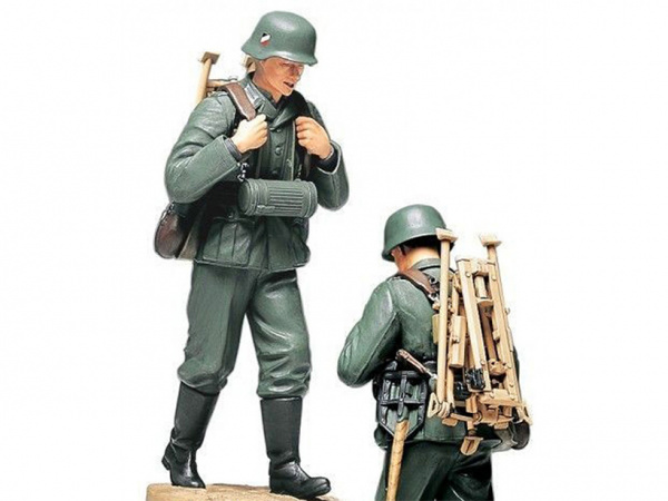 36311T Заряжающий немецкого пулемётного расчёта Ger. Machine Gun Ammo Loader Tamiya