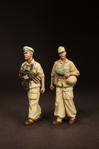 3613SOGA Officer and Сombat Medic  Fallschirmjager- Brigade Ramcke. El Alamein, August 1942. SOGA Miniatures