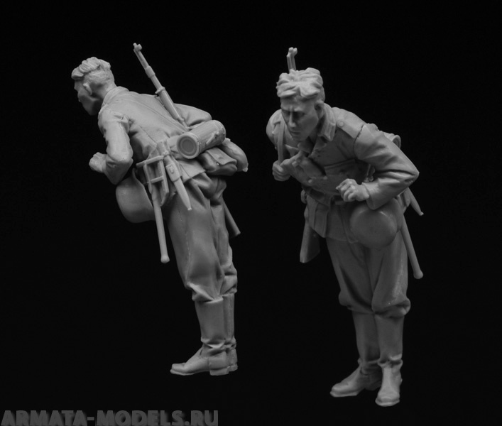 3162STAL German soldier inspects T-34 Stalingrad