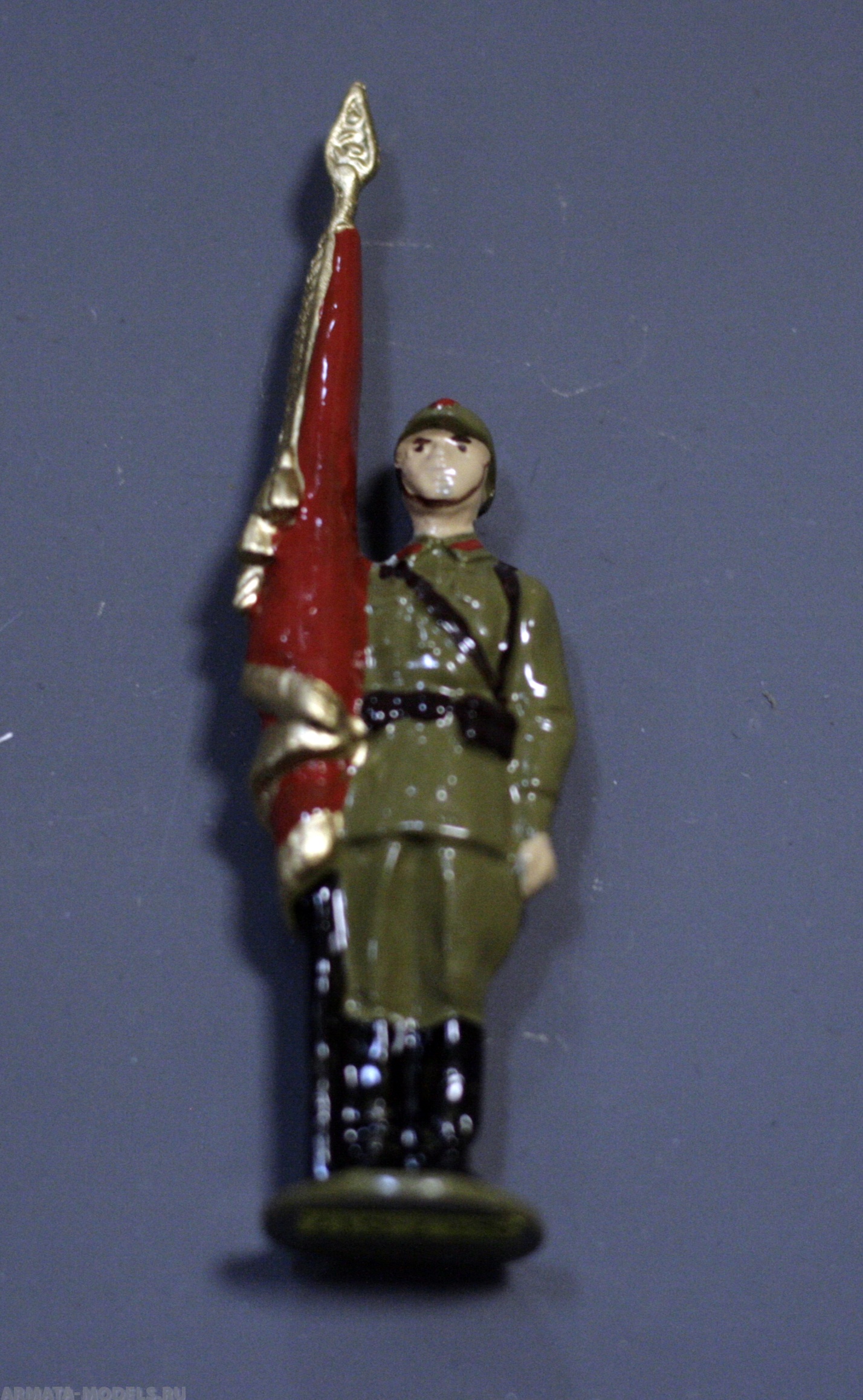 7-017 окрашеная фигура Знаменосец. Первомайский парад Солдатики "Ура"