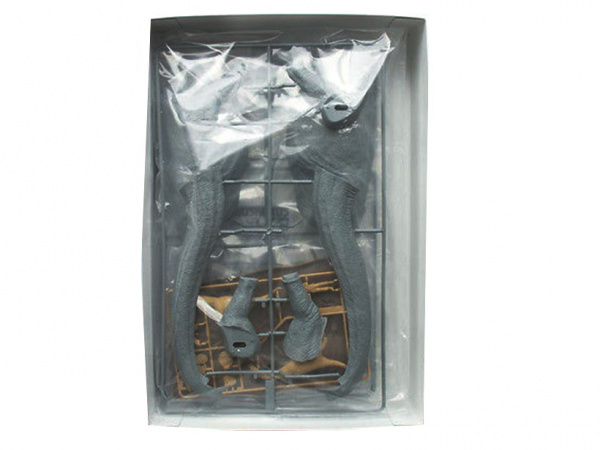 60106 Диорама Брахиозавр с детенышем, птицей, один человек, подставка в виде ландшафта (Brachiosaurus Diorama Set) Tamiya