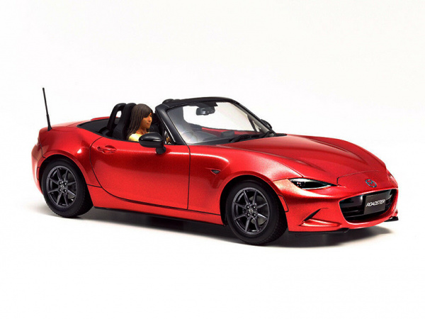 24342T Родстер Mazda MX-5, в комплекте фигурка женщины - водителя Tamiya