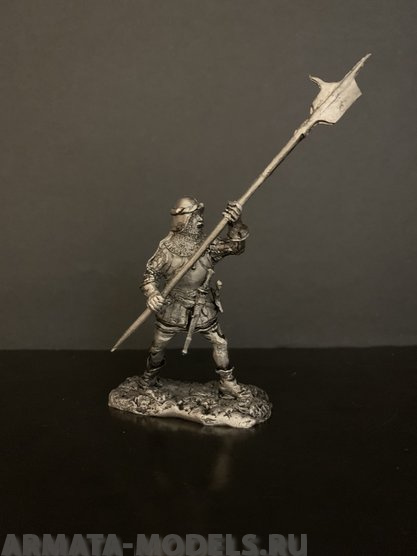 4114ТБ Швейцарец, Боец замахивается алебардой в кирасе, в открытом шлеме Три Богатыря