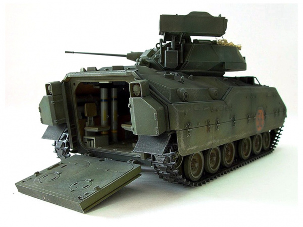 35132T Американский БTР M2 Bradley IFV с внутренним интерьером, 1фигура. Tamiya