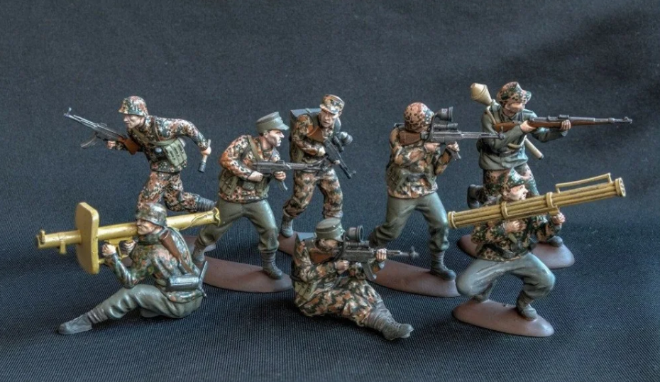 32028MR Фигуры German Night Hunters . WWII Mars