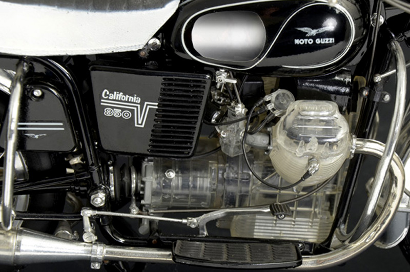 4513ИТ Мотоцикл Moto Guzzi V850 Califor Italeri