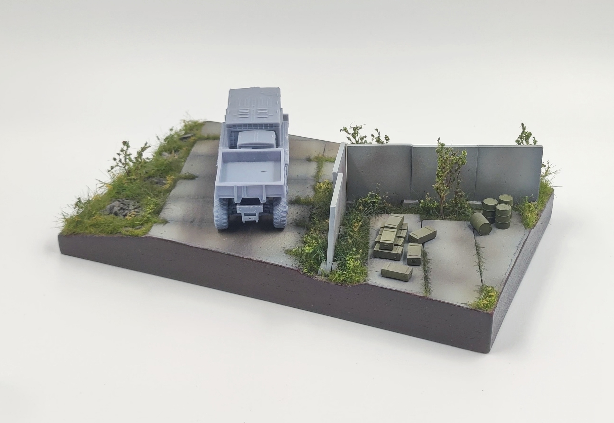 HE-72159 Подставка военная часть  (Аксессуары не окрашенные в комплекте) Размер 25*15*6