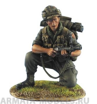 FL35048  US 25th Infantry Division Kneeling with M-79 quot;Bloooperquot; and M-72 LAW First Legion