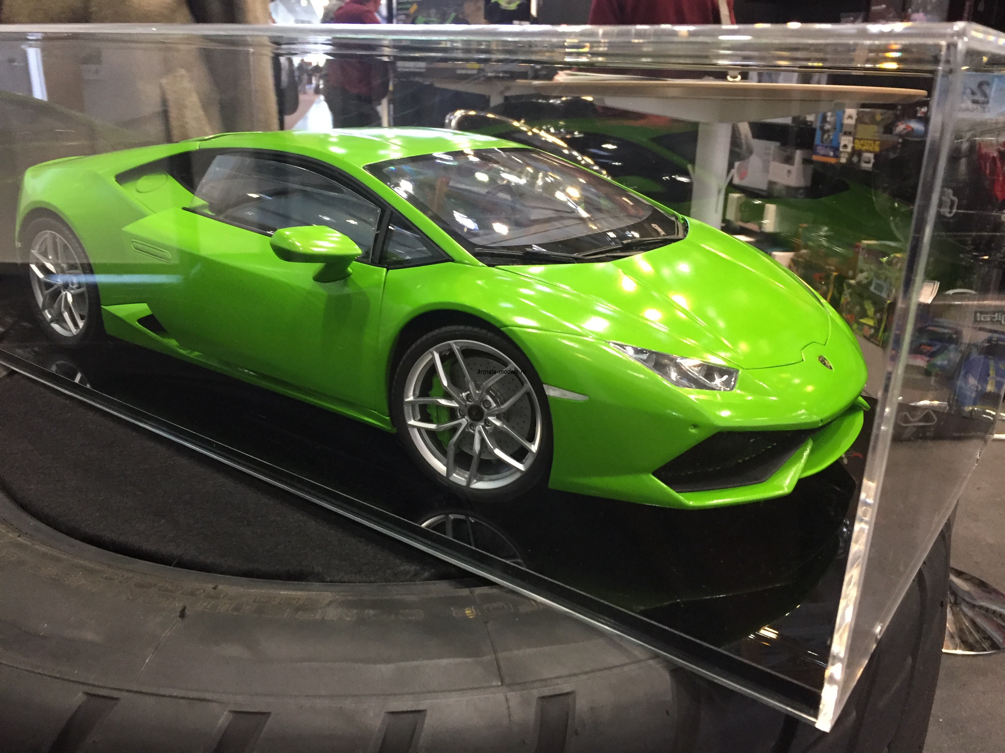 HK109 Lamborghini Huracan Verde Mantis 1:8