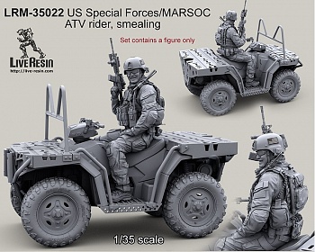 LRM35022 Боец Сил Специального Назначения США или МАРСОК США управляющий квадроциклом, улыбающийся