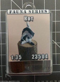 MT23504 Вылизывающийся кот (белый металл, окрашено кистью)